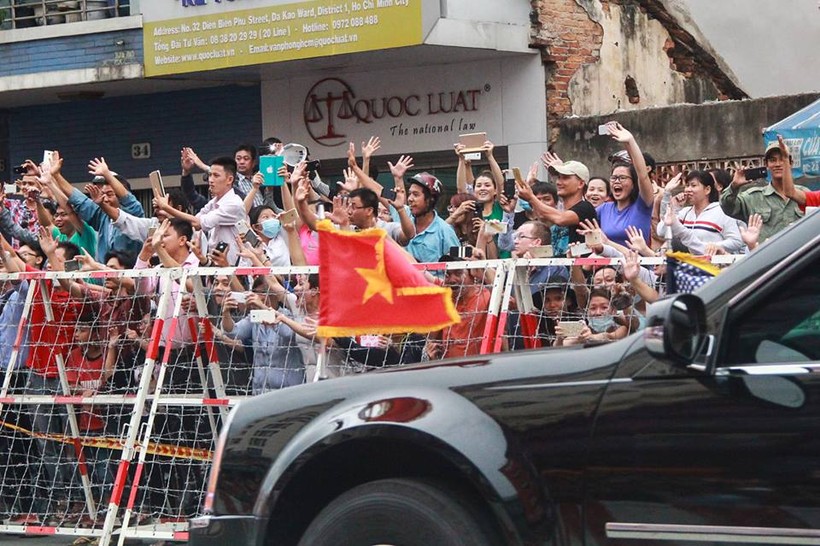 Đoàn xe tháp tùng Tổng thống Mỹ được người dân TP Hồ Chí Minh chào đón ngày 24/5/2016.