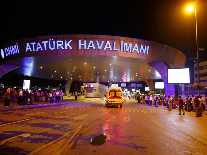 Sân bay Ataturk.