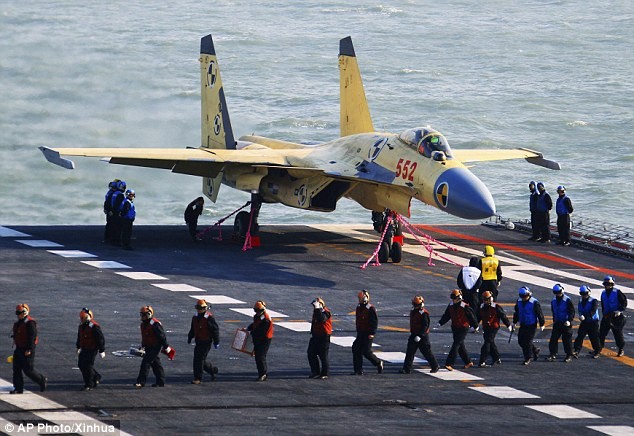 Máy bay J-15 trên tàu sân bay Trung Quốc.