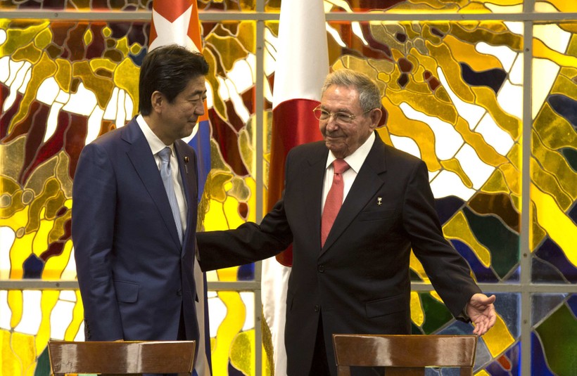 Thủ tướng Nhật Bản Shinzo Abe và Chủ tịch Cuba Raul Castro. 