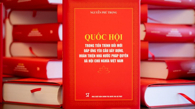 Cuốn sách "Quốc hội trong tiến trình đổi mới đáp ứng yêu cầu xây dựng, hoàn thiện Nhà nước pháp quyền xã hội chủ nghĩa Việt Nam" của Tổng Bí thư Nguyễn Phú Trọng. Ảnh: Quốc hội.