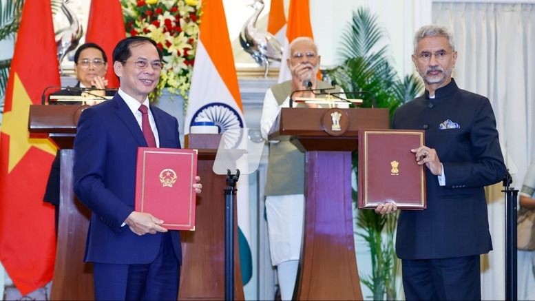 Thủ tướng Phạm Minh Chính và Thủ tướng Ấn Độ Narendra Modi chứng kiến Bộ trưởng Bộ Ngoại giao 2 nước trao Chương trình hành động Đối tác Chiến lược toàn diện Việt Nam-Ấn Độ giai đoạn 2024-2028 - Ảnh: VGP/Nhật Bắc.