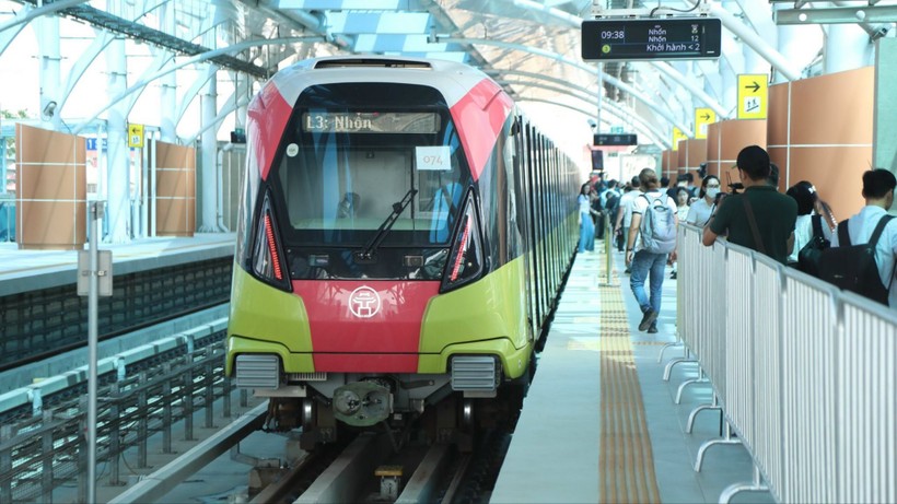 Đoàn tàu Metro Nhổn - ga Hà Nội.