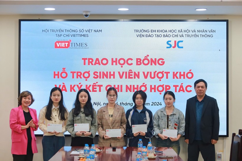 Nhà báo Lê Thọ Bình (ngoài cùng bên phải) và PGS.TS Nguyễn Thị Thanh Huyền, Viện phó Viện đào tạo báo chí và truyền thông (ngoài cùng bên trái) trao học bổng cho các sinh viên.