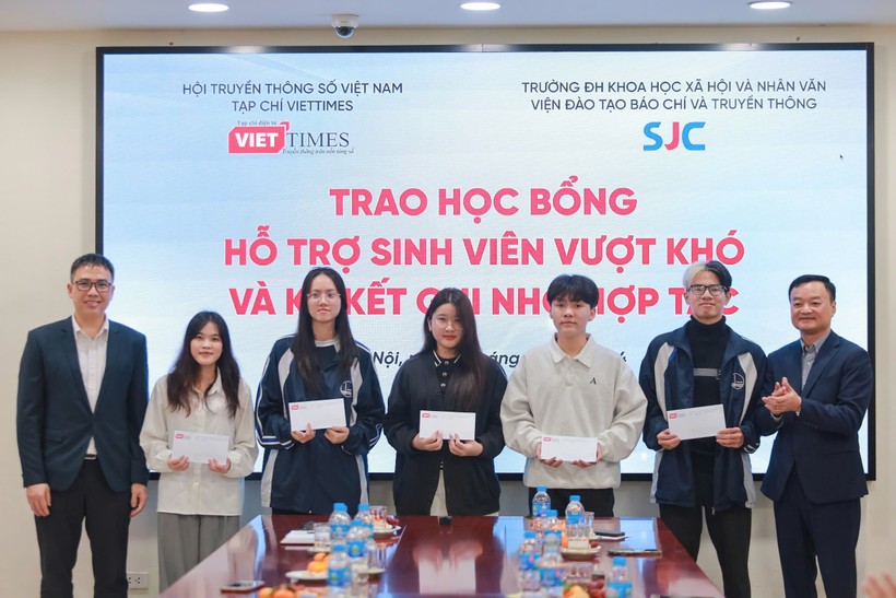 Nhà báo Nguyễn Bá Kiên, Tổng Biên tập Tạp chí điện tử VietTimes (ngoài cùng bên phải) và TS Phan Văn Kiền, Viện trưởng Viện đào tạo báo chí và truyền thông (ngoài cùng bên trái) trao học bổng cho các em sinh viên hiếu học.