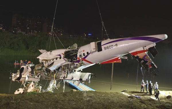 Thân máy bay được trục vớt lên bờ sông. Ảnh: AFP