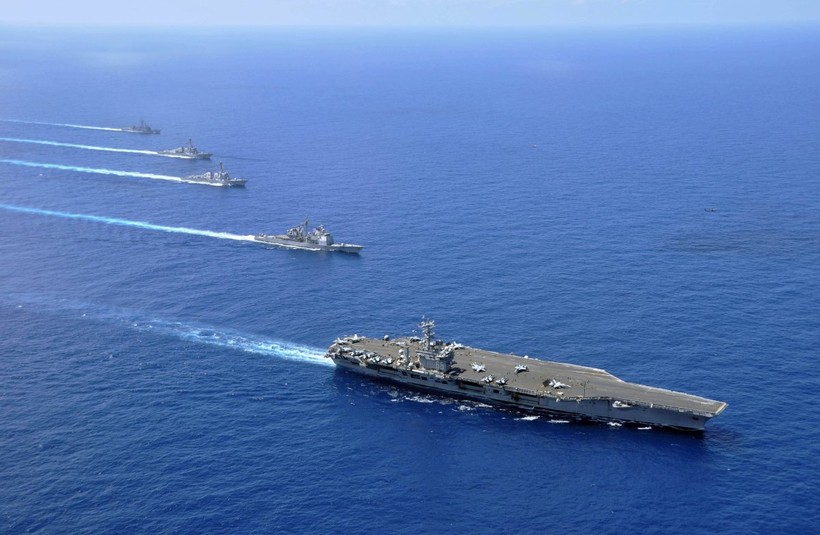 Các tàu sân bay USS Nimitz (CVN 68), tàu tuần dương tên lửa điều khiển USS Chosin (CG 65), tàu khu trục tên lửa điều khiển USS Sampson (DDG 102) và USS Pinkney (DDG 91), tàu khu trục tên lửa dẫn đường-USS Rentz (FFG 46) đang triển khai đội hình tác chiến 