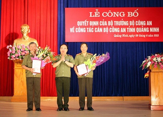 Trung tướng Bùi Quang Bền trao quyết định của Bộ Công an cho 2 đồng chí: Vũ Chí Thực và Đỗ Văn Lực