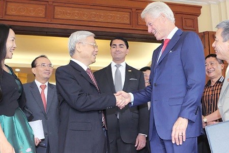 Tổng bí  thư Nguyễn Phú Trọng gặp Tổng thống Bill Clinton tại Hà Nội ngày 2/7