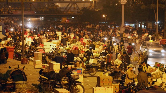 Chợ đầu mối Long Biên.