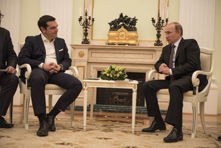 Ông Alexis Tsipras (trái) trong một cuộc gặp với Tổng thống Nga Vladimir Putin. (Ảnh: EPA)