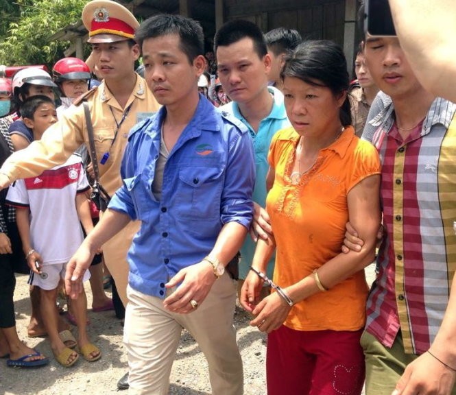 Nghi phạm Nguyễn Thị Hán được dẫn giải lên xe để đưa về trụ sở công an tỉnh Yên Bái