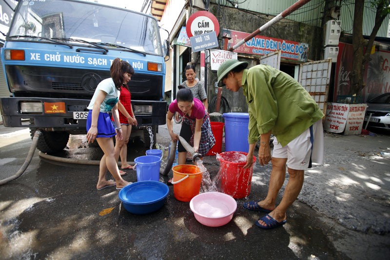 Mỗi một xe bồn có sức chứa khoảng 8 khối nước được công ty nước sạch vận chuyển đến những khu vực dân cư mất nước từ sự cố vỡ ống nước sáng 13/8