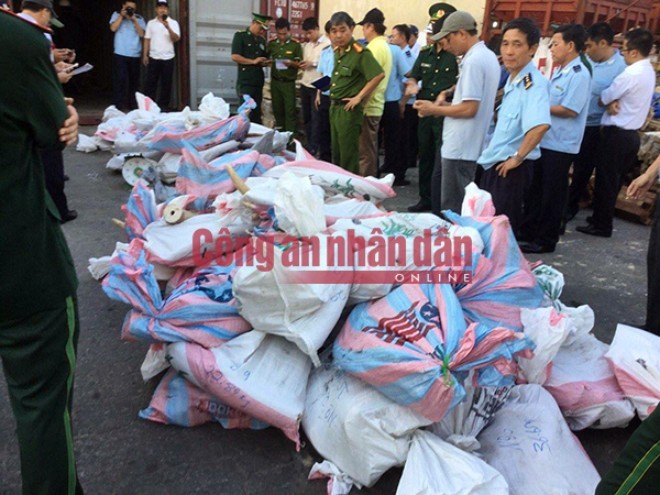 Kiểm đếm các bao tải ngà voi. 