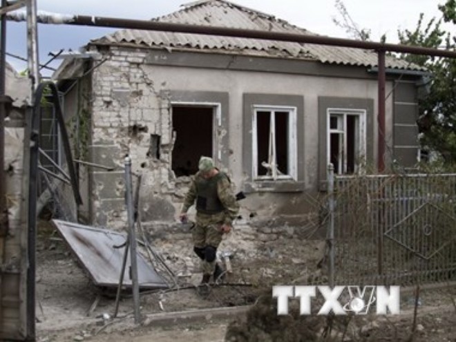 Một ngôi nhà lại làng Sartana, gần Mariupol, khu vực Donetsk, miền đông Ukraine bị phá hủy trong cuộc đụng độ ngày 17/8. (Nguồn: AFP/TTXVN)