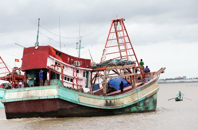 Hàng loạt vết đạn trên con tàu bị nhóm đi canô xả súng