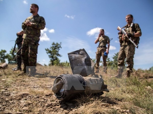 Binh sỹ Ukraine tuần tra tại làng Troitske,vùng Lugansk, miền Đông Ukraine ngày 20/8. (Nguồn: AFP/TTXVN)