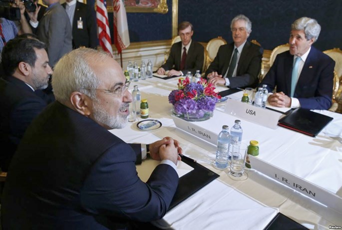 Ngoại trưởng Iran, Mohammad Javad Zarif (trái) gặp Ngoại trưởng Mỹ John Kerry (phải) ngày 13.7.2014 ở Vienna, Áo - Ảnh: Reuters