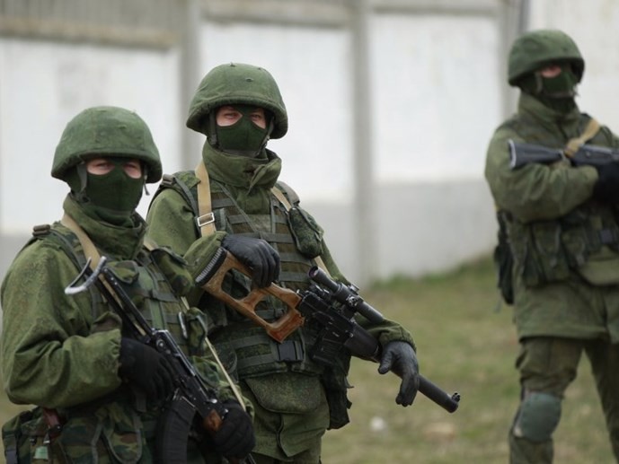 Binh lính mặc quân phục không phù hiệu, được cho là lính Nga, xuất hiện ở miền đông Ukraine hồi năm 2014 - Ảnh: Reuters