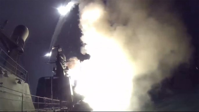 Tàu tên lửa của Hạm đội Caspian của Nga phóng tên lửa Klub từ biển Caspian tiêu diệt phiến quân IS ở Syria - Ảnh chụp clip