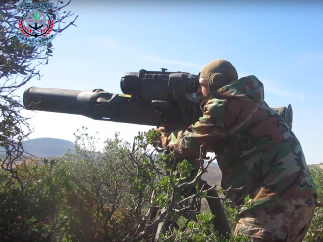 Một binh lính thuộc lực lượng nổi dậy của Syria sử dụng tên lửa chống tăng do Mỹ cung cấp.