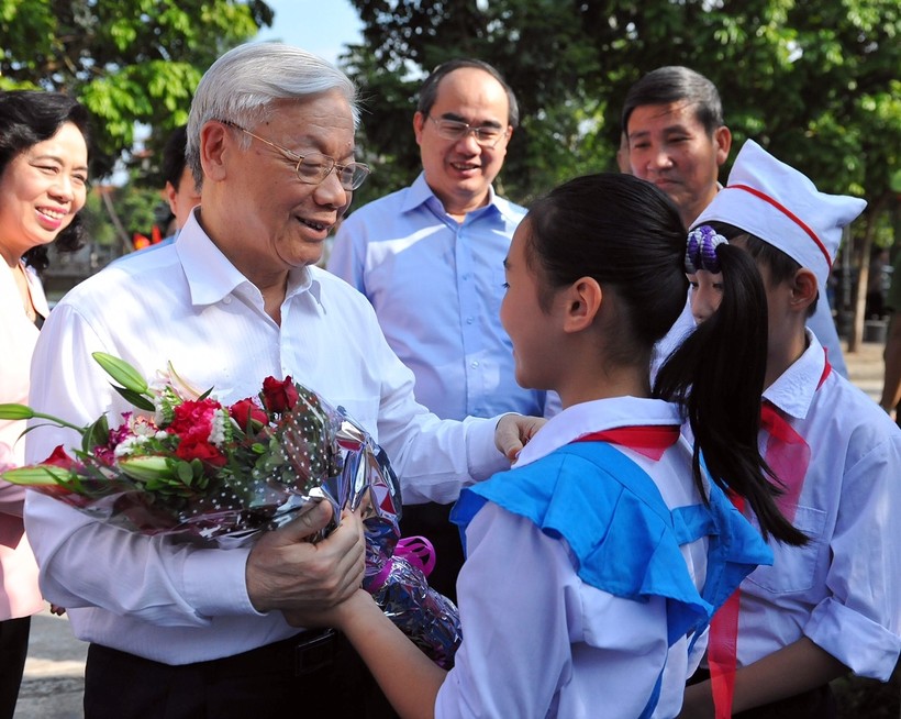 Tổng Bí thư Nguyễn Phú Trọng và các em nhỏ thôn Tháp Thượng, Đan Phượng, Hà Nội. Ảnh: VGP/Hoàng Long