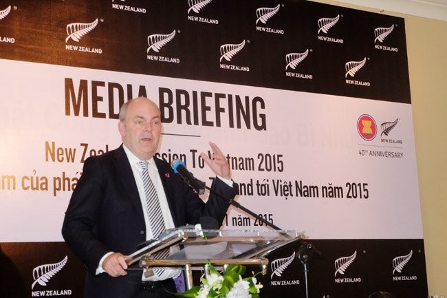 ộ trưởng Bộ Khoa học và Sáng kiến New Zealand Steven Joyce chia sẻ thông tin tại buổi gặp gỡ ngắn với phóng viên ở TPHCM - Ảnh: Quốc Hùng