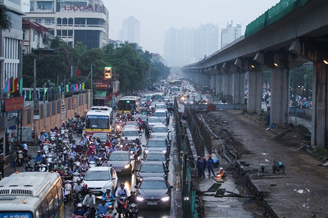 Đường Nguyễn Trãi, quận Thanh Xuân, dù là tuyến đường huyết mạch vào trung tâm TP nhưng cảnh ùn tắc liên tục xảy ra - Ảnh: Nguyễn Khánh