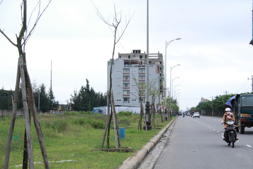 Vệt đất bên cạnh sân bay Nước Mặn đang diễn ra nhiều hoạt động mua bán đất mờ ám - Ảnh: Hữu Khá