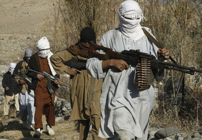 Các tay súng Taliban đang thách thức tham vọng vươn vòi toàn cầu của IS - Ảnh: Reuters