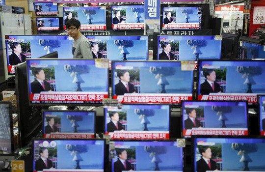 Thông tin về vụ thử bom của Triều Tiên được phát tại Seoul - Hàn Quốc hôm 6-1. Ảnh: Reuters