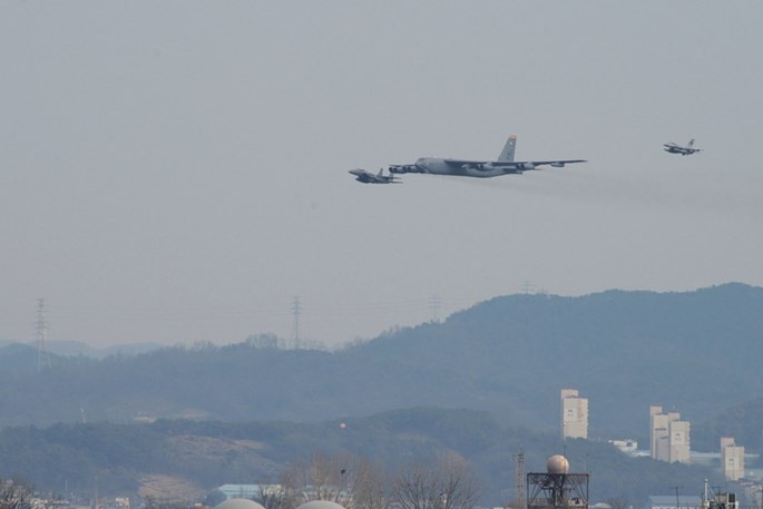 B-52 của Mỹ bay cực thấp trên căn cứ Osan ở Hàn Quốc ngày 10.1 nhằm răn đe Triều Tiên - Ảnh: Không lực Mỹ