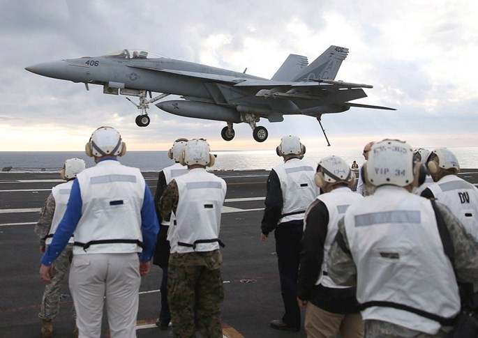 Chiến đấu cơ F-18 Super Hornet chuẩn bị hạ cánh xuống tàu sân bay Mỹ USS Eisenhower - Ảnh: AFP