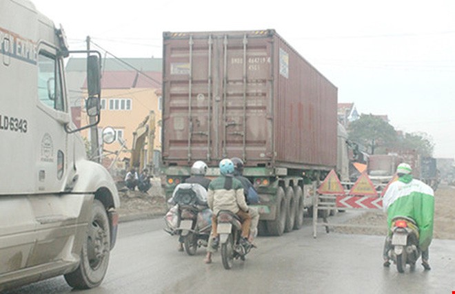 Mức phí cao, xe container, xe tải vào quốc lộ 38 để né trạm thu phí ở quốc lộ 5. Ảnh: VIẾT LONG