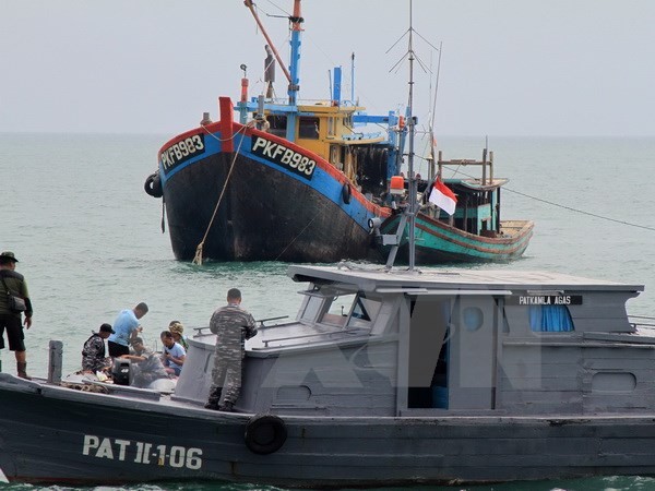 Nhà chức trách Indonesia lai dắt một tàu đánh cá trái phép của Malaysia tại khu vực ngoài khơi Belawan, phía đông đảo Sumatra, Indonesia. (Nguồn: AFP/TTXVN)