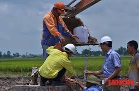 Lấy mẫu kiểm tra chất lượng bê tông móng trụ điện bị tố cáo gian dối