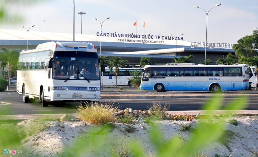 Cảng Hàng không quốc tế Cam Ranh chỉ có công suất thiết kế 1,5 triệu lượt khách/năm nhưng 5 tháng qua nơi này đã đón hơn 1,8 triệu. Các chuyên gia dự báo năm 2016 lượng khách qua sân bay này có thể tăng đến 4 triệu, gấp 3 lần công suất thiết kế. 