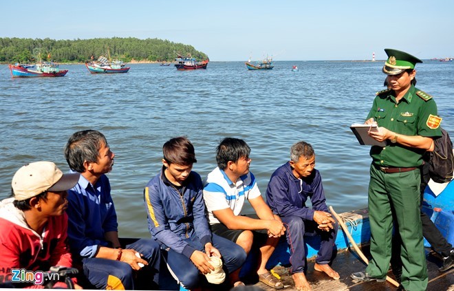 Cán bộ chiến sĩ Trạm kiểm soát biên phòng Sa Kỳ thu thập thông tin sau khi 5 ngư dân đi trên tàu cá bị đâm chìm ở Hoàng Sa vừa trở về. Ảnh: Minh Hoàng.