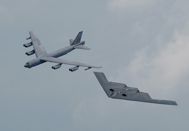 Máy bay ném bom tàng hình B-2 Spirit và "pháo đài bay" B-52 của Mỹ