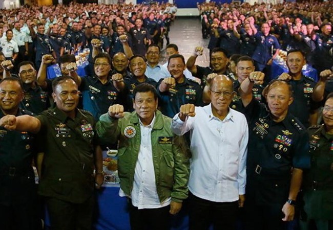 Tổng thống Philippines Rodrigo Duterte và Bộ trưởng Quốc phòng Philippines Delfin Lorenzana (áo trắng)