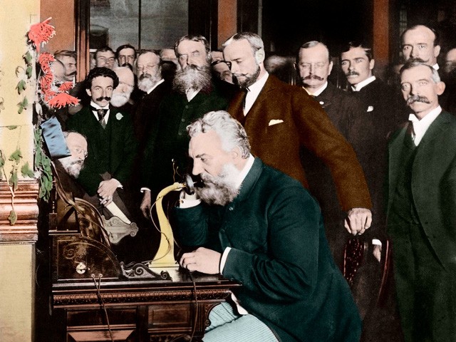 Điện thoại đầu tiên trên thế giới được thiết kế bởi Alexander Graham Bell