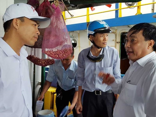 Tổ thẩm định độc lập lấy mẫu kiểm tra một tàu vỏ thép hỏng. Ảnh: TL