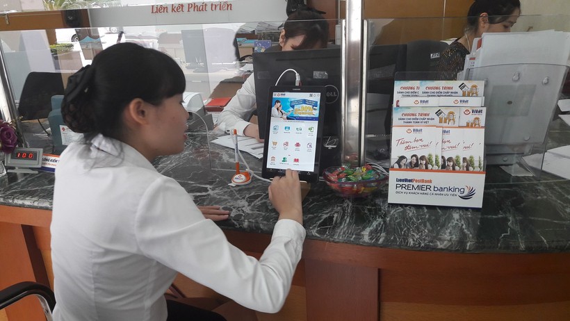 Nhân viên LienVietPostBank đang thực hành sử dụng máy tính bảng để giới thiệu cho khách hàng