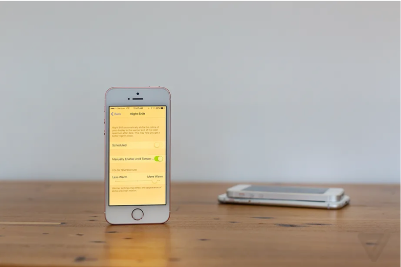 Tính năng Night Shift trên iPhone (Ảnh: The Verge)