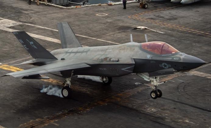 Tiêm kích F-35C của Hải quân Mỹ đứng trước nguy cơ mất đi khả năng tàng hình (Ảnh: Military Watch Magazine)