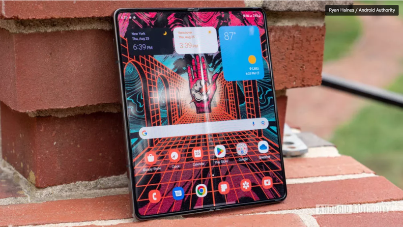 Điện thoại gập liệu có thể thay thế máy tính bảng truyền thống? (Ảnh: Android Authority)