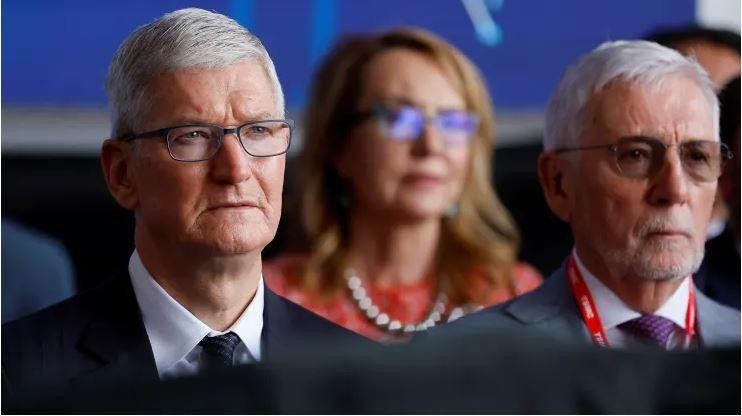 Tim Cook cho biết Apple sẽ sử dụng chip được sản xuất tại nhà máy Arizona của TSMC (Ảnh: CNBC)