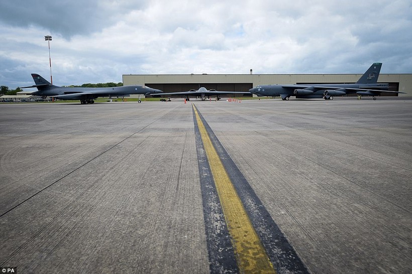 Ba máy bay B-1B Lancer (trái), B-2 Spirit (giữa) và B-52 (phải) ở căn cứ RAF Fairford, Gloucestershire. Ảnh: Daily Mail