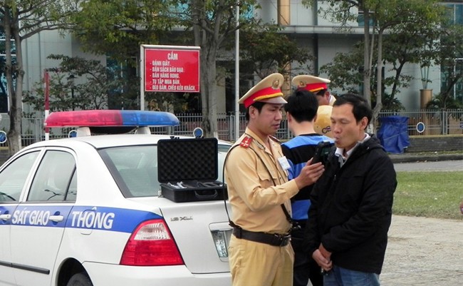Lực lượng CSGT đang kiểm tra người điều khiển phương tiện chấp hành quy định về nồng độ cồn khi tham gia giao thông