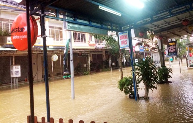 người dân, chạy lũ, ngập lụt, vùng trũng, Phú Yên, Quảng Ngãi, gồng mình gánh lũ,  Bình Định, Quảng Nam, thất thủ, lũ dữ, VietTimes